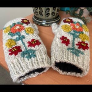 Everest Fashion Wool Mittens with flower knit pattern